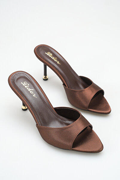 LDR شبشب نسائي من الساتان البني بتفاصيل ذهبية وكعب رفيع ومقدمة مفتوحة