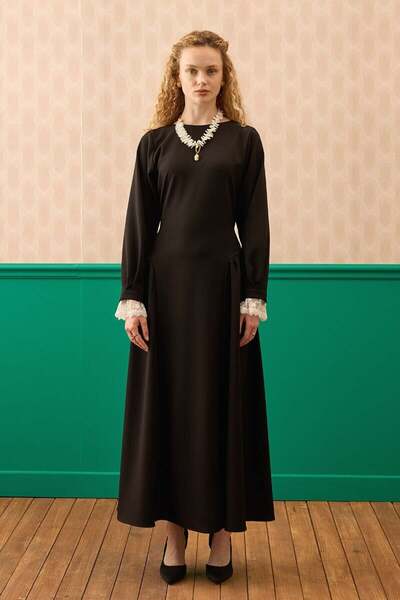 Ceylan Otantik Μαύρο φόρεμα με λεπτομέρεια από κρεπ και κορσάζ