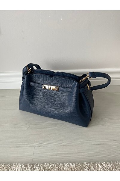 nura Δερμάτινη τσάντα ώμου σε μπλε ναυτικό χρώμα που κλειδώνει