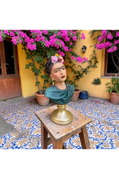 8coconut Meksikalı ressam Frida heykeli