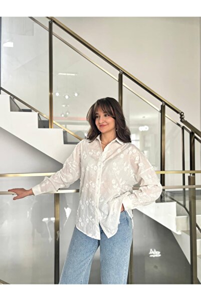 Sude Kızanlıklı Бяла риза с бродиран флорален детайл