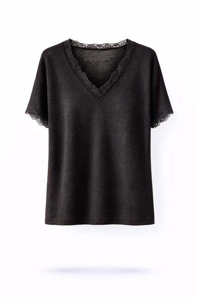 5in1Canpolat Μαύρη δαντελένια μπλούζα με λεπτομέρεια σε σχήμα V 261033