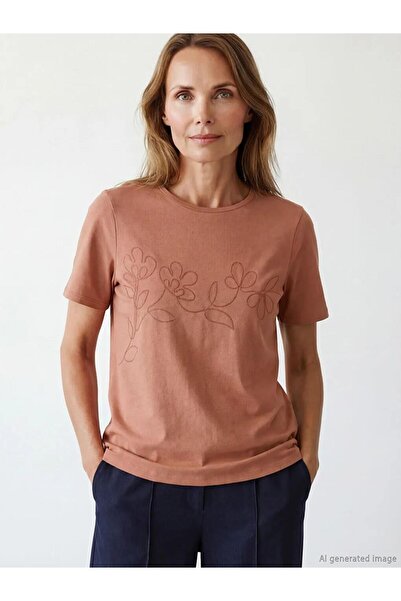 LC Waikiki Γυναικείο μπλουζάκι με κέντημα Mercan Crew Neck (S6)