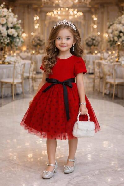 SOFYELLA O rochie elegantă pentru fete, cu un design rafinat și atrăgător.