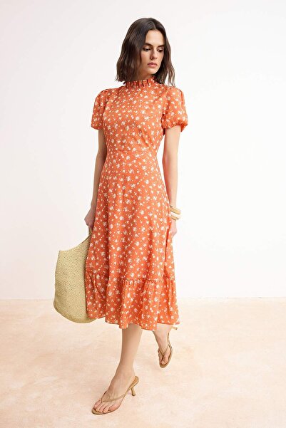 Trendyol Collection Tkana sukienka midi z falbanami i kwiatowym wzorem w kszt...