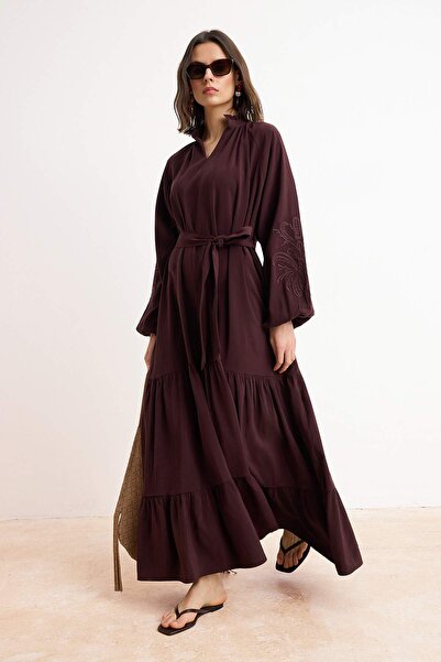 Trendyol Collection فستان حجاب منسوج بتفاصيل تطريز بلون البرقوق وياقة مكشكشة ...