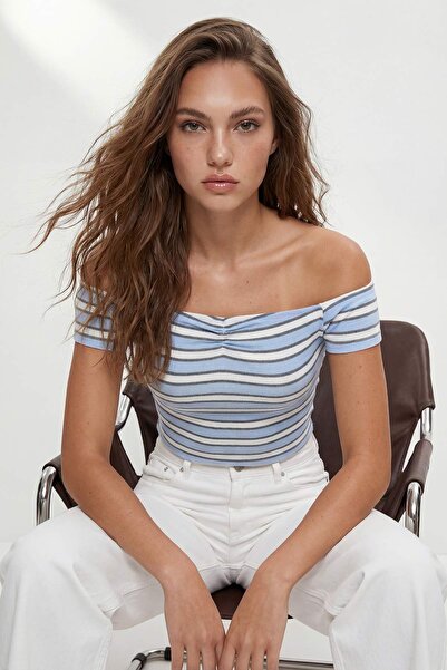 Συλλογή Trendyol Μπλε ριγέ εφαρμοστό/στενό για το σώμα Carmen γιακά με κορδόν...