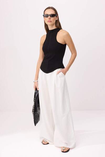 Trendyol Collection Чорна облягаюча майка з високим коміром без рукавів, м'як...