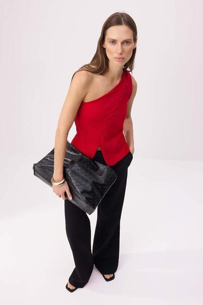 ترينديول كوليكشن بلوزة محبوكة من قماش السكوبا كريب بياقة غير متماثلة بدون أكم...