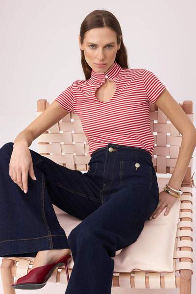 Συλλογή Trendyol Κόκκινη ριγέ μπλούζα κανονικής εφαρμογής με λεπτομέρεια παρα...