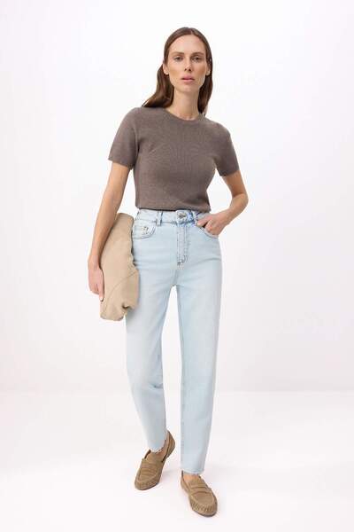 Trendyol Collection Ανοιχτό μπλε ψηλόμεσο τζιν με λίγη ελαστικότητα και κομψό...