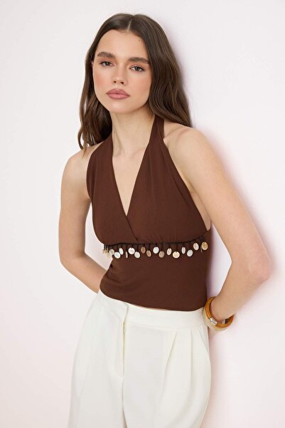 Συλλογή Trendyol Καφέ Μπλούζα με Λεπτομέρεια από Χάντρες και Λαιμόκοψη Με δέσ...