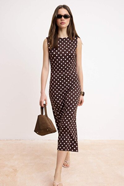 Trendyol Collection Καφέ πουά Bodycon με λαιμόκοψη σκάφος αμάνικο μάξι ελαστι...