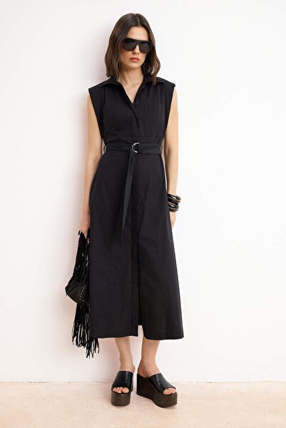 Trendyol Kollektion Schwarzes, gerade geschnittenes Midi-Hemdkleid mit Gürtel...