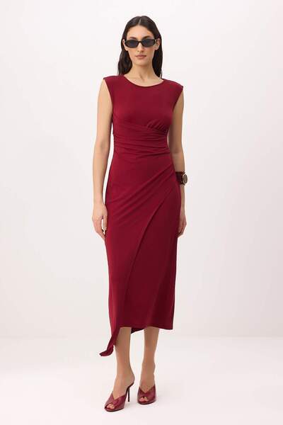 Trendyol Collection فستان محبوك متوسط الطول بدون أكمام وياقة دائرية وخط مستقي...