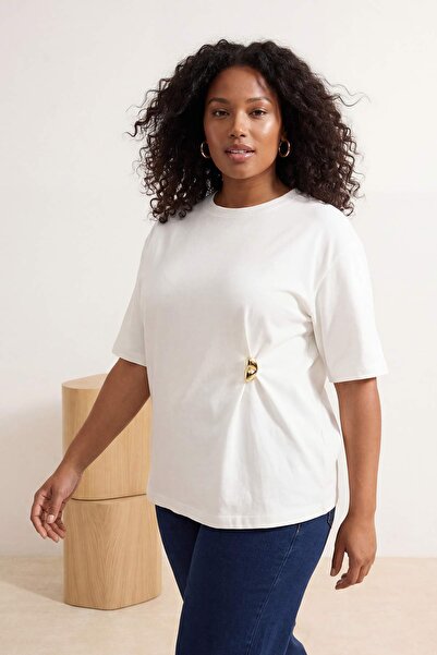 Trendyol Curve Ecru Accessoire-detaillierte gestrickte T-Shirt-Bluse in Überg...