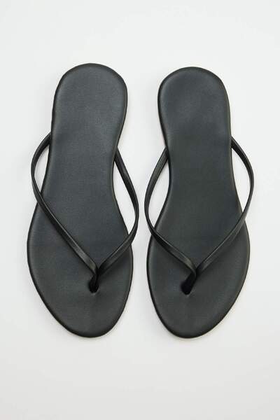 TRENDYOL SHOES Schwarze Flip-Flops für Damen mit breiter Passform TAKSS26TE00016