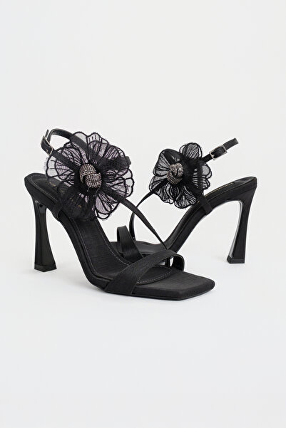 LONDON&LONDON Siyah Taşlı Çiçek Detaylı Kalın Topuklu Kadın Sandalet – Kare B...