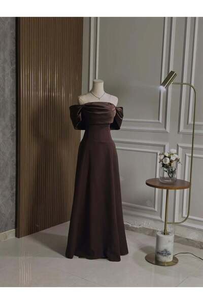 vanus fashion 6738-فستان ساتان بني بتصميم أوف شولدر مع لمسة فاخرة على الصدر
