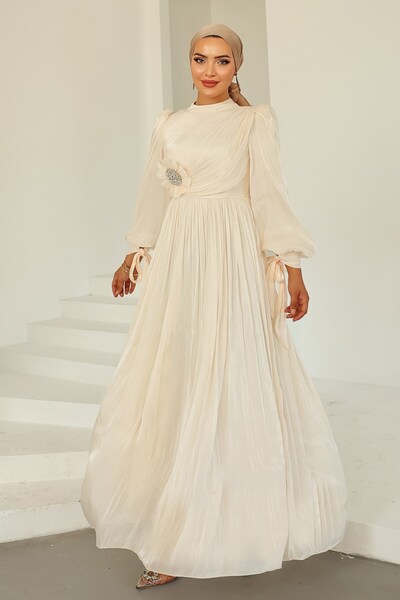 Olcay Yoryo Seiden-Tesettür-Abendkleid mit Falten und Steinbesatz, detaillier...