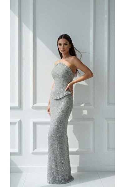 aşkın göksu Gri Arkadan Yırtmaçlı Beden Taş İşlemeli Straplez Yaka Kadın Abiye