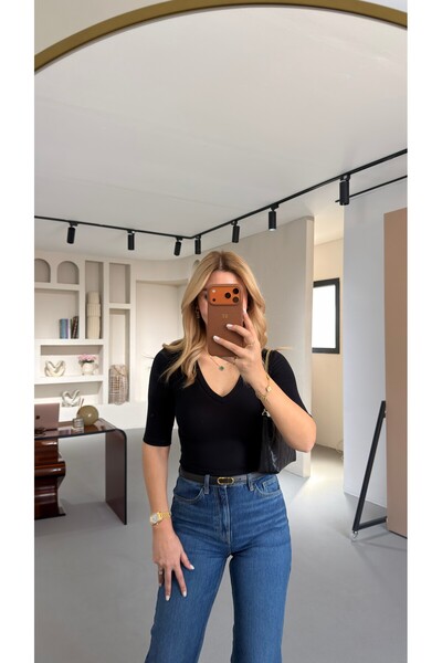 Sezgi Tekin Bluză neagră cu decolteu în V și mânecă scurtă din seria Premium ...