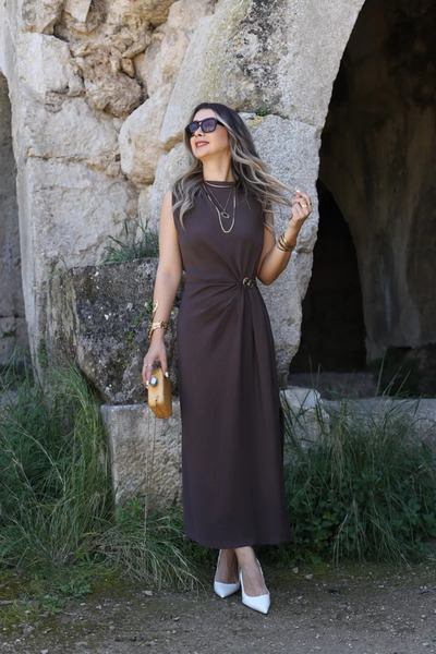 bytugcekaya Φόρεμα με μηδενικό μανίκι με χρυσή πόρπη σε καφέ ντραπέ