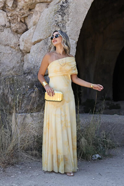 bytugcekaya Κίτρινο φόρεμα με μοτίβο μπατίκ με έναν ώμο Maxi τούλι