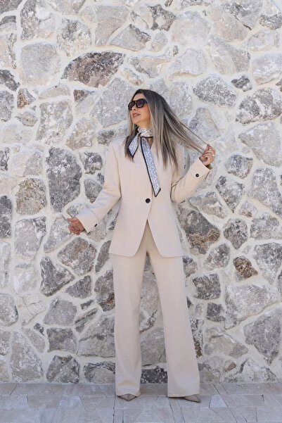 bytugcekaya Costum de jachetă bej cu guler în V, mâneci pliate și nasturi