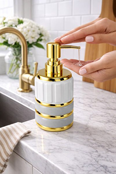 ARVALE Dozator de săpun lichid din porțelan alb ELEGANCE cu detalii aurii – D...