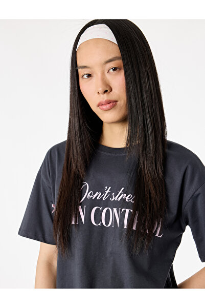 Koton Άνετο μπλουζάκι με κοντό μανίκι και λαιμόκοψη ποδηλάτου, με Βαμβάκι φιό...