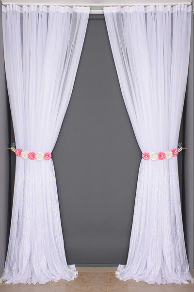 AKÇA TEKSTİL ستارة خلفية مطوية جاهزة للتركيب بنمط كرمة السرو باللون الأبيض بج...