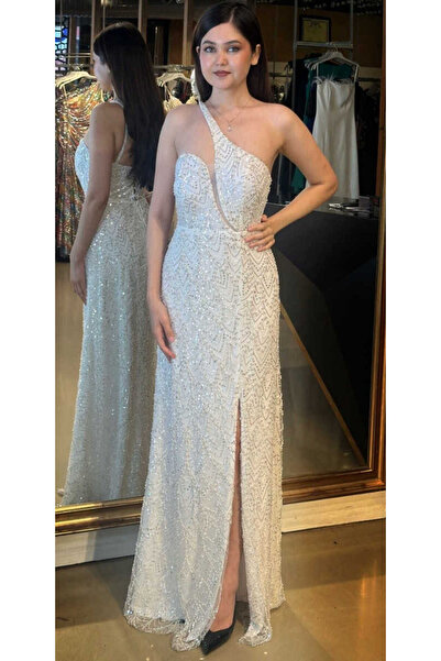 Abiyeniall Beyaz İnce Askılı Sırt Dekolteli Yırtmaçlı Düz Kesim Pullu Boncukl...