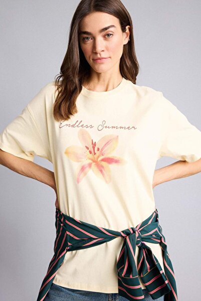 DeFacto Тениска с къс ръкав, с голям якичка и фотографски мотив с цветя за Де...