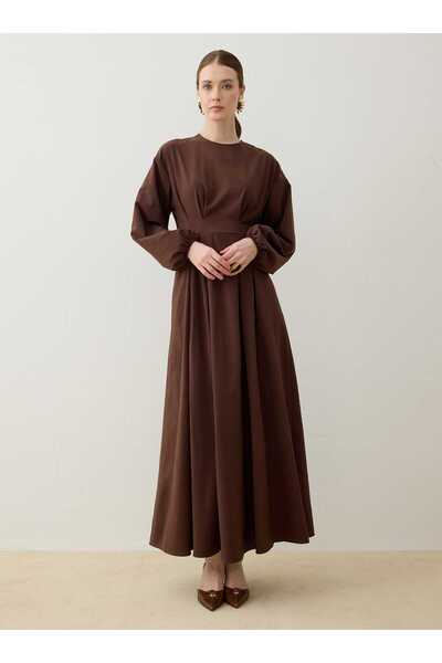 Refka فستان حجاب بأكمام بالون وتفاصيل من البايل - بني -