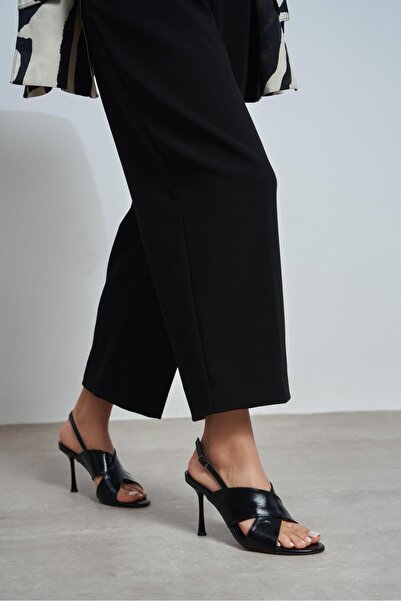 NİŞANTAŞI SHOES Zoya Black Patterned Cross Strap Thin Heeled Women's Sandals