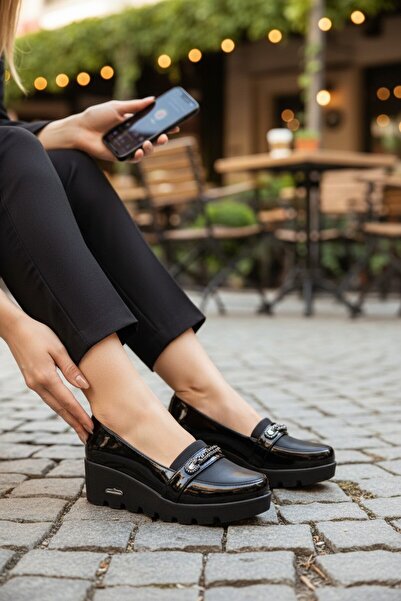 enoch حذاء باليه مريح ذو كعب عريض ناعم من الجلد الأسود اللامع بتصميم عصري ومر...