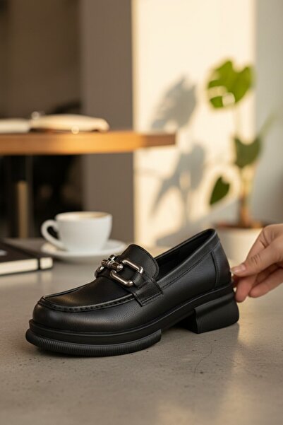 enoch حذاء نوتش نسائي مريح من الجلد الناعم مع مشبك فضي عتيق الطراز