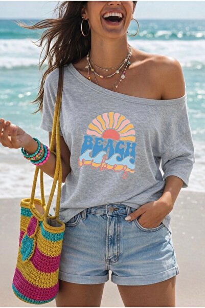 FUFLUNS ΓΥΝΑΙΚΕΙΟ T-SHIRT ΜΕ ΣΤΑΜΠΑ "BEACH VIBES " ΥΠΕΡΜΕΓΕΘΕΣ ΜΕ ΛΑΙΜΟΚΟΨΗ Σ...