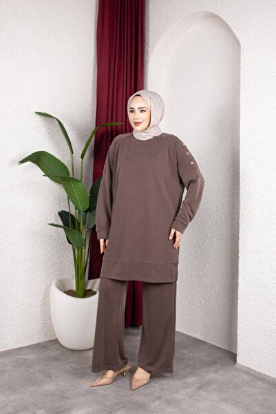 QUAWEAR Crew Neck Sweatpants Set with Side Slits and Rivet Detailing, Low Sho...