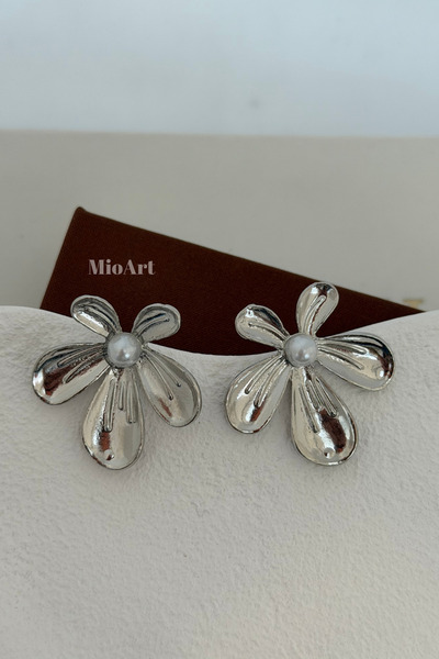 MioArt Pearl Detailed Flower Earrings