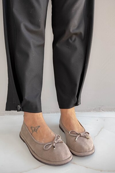 Shoebutik حذاء باليه نسائي من Elara باللون البيج من الجلد السويدي ذو نعل مسطح