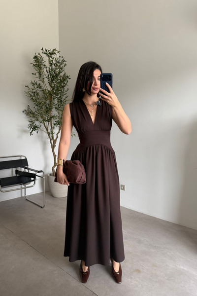 Sorridi فستان طويل بتفاصيل مشدودة على شكل حرف V