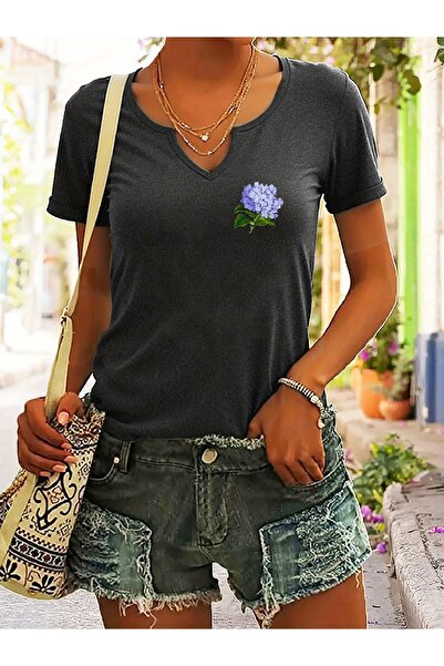 mercoledi تي شيرت نسائي مريح بطبعة زهور بسيطة وياقة نصف V وأكمام عادية