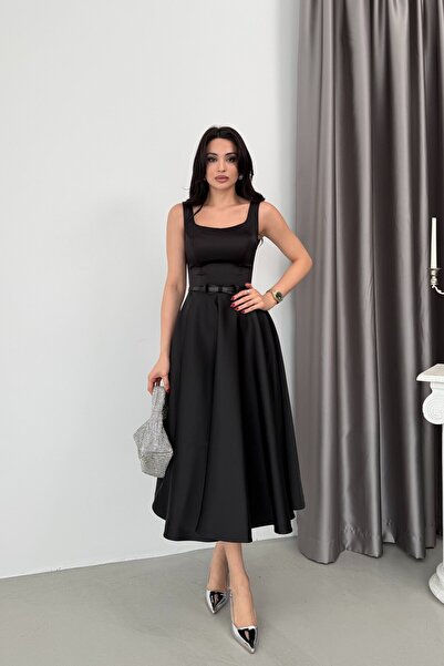 Serica Moda Μαύρο σατέν μίντι βραδινό φόρεμα με τετράγωνο λαιμόκοψη και ζώνη