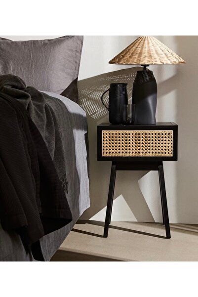 Simy Modern Hasır Detaylı Ahşap Komodin – Siyah Rattan Kapaklı Şık Yan Sehpa