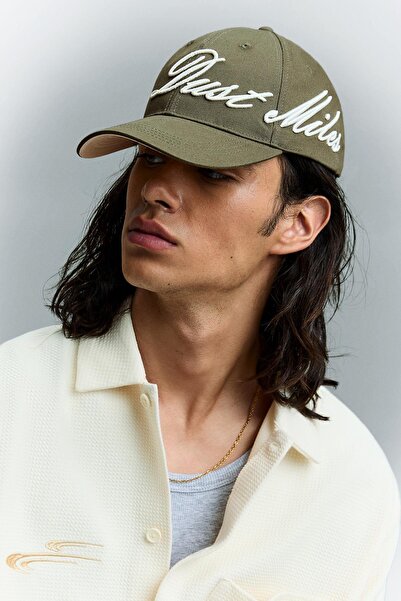 Bershka İŞLEMELİ ŞAPKA