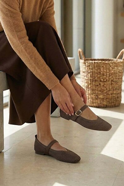 Stilbagshoes حذاء نسائي من JODY مزين بطباعة ليزر وتفاصيل تريكو باللون البني