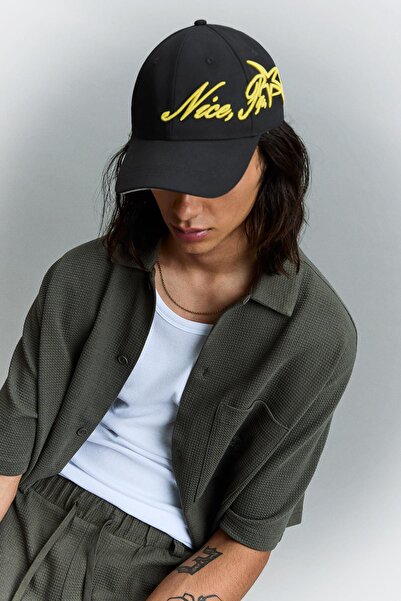 Bershka İŞLEMELİ ŞAPKA