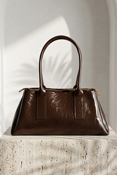 InStyle Блискуча сумка через плече кольору багету темно-кавового кольору